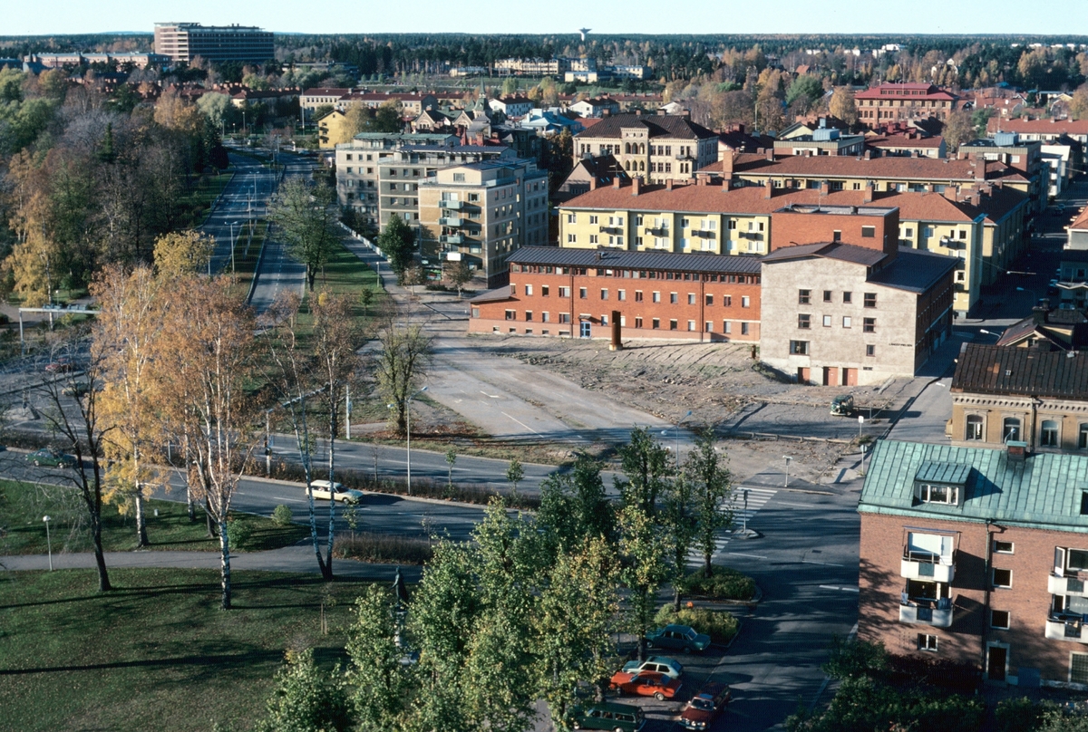 Stadsvy. Kvarnparken och Västra vägen med sjukhuset i bakgrunden. Skatteverket hus är inte färdigbyggt på Ångbryggeriets tomt.