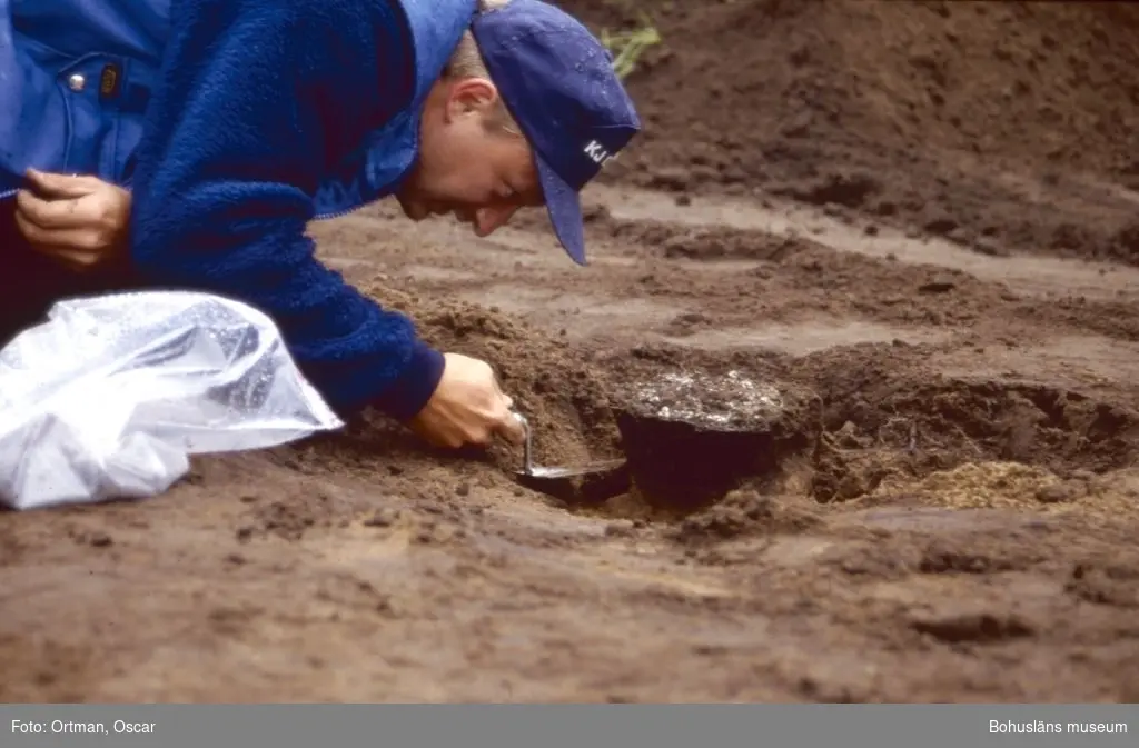 Norum 159. Roger Nyqvist gräver ut flatmarksgraven A 558
Fotograferat från väster