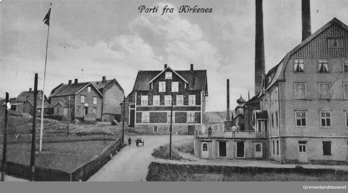 Posthusbakken opp fra kaia i Kirkenes. Veien gikk mellom Posthuset, Telegrafen til høyre og Klerckgården (Kafé Ritz) til venstre. Foran til venstre i bildet Tollflagget på Tollbodtomta, hvor det aldri ble bygget.