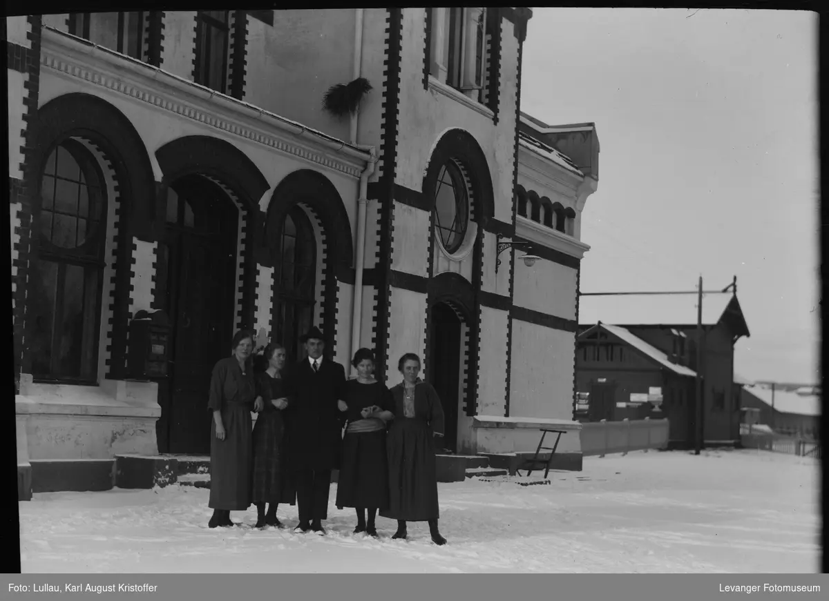 Gruppebilde foran jernbanestasjonen i Levanger.