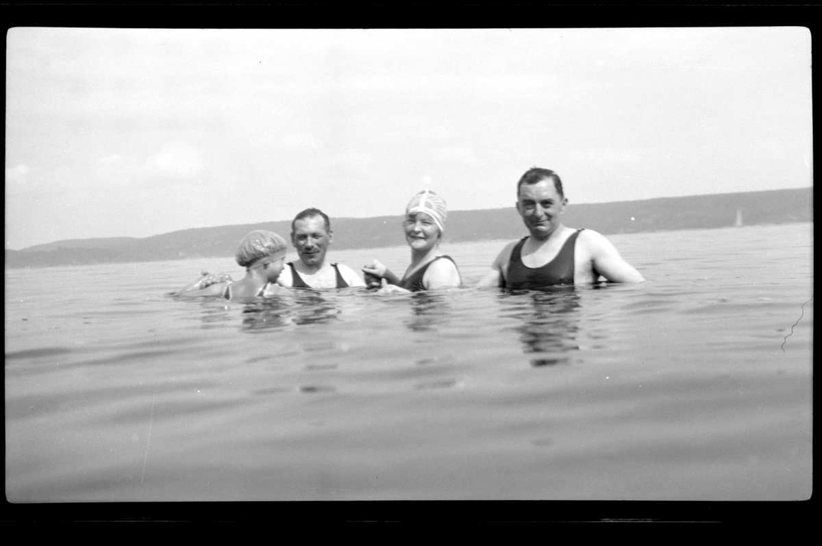 Louis Jersin og Johan Buratti bader sammen med antagelig Esther Jersin og Sigrid Jersin. Fotografert 1927.