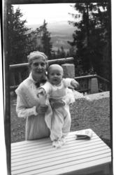Hilda Sundt med sin eldste sønn Julius på terrassen, Villa K