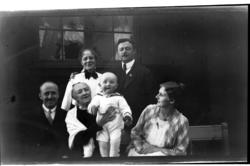 Julius Sundt sammen med sine foreldre Hilda og Rolf Sundt sr