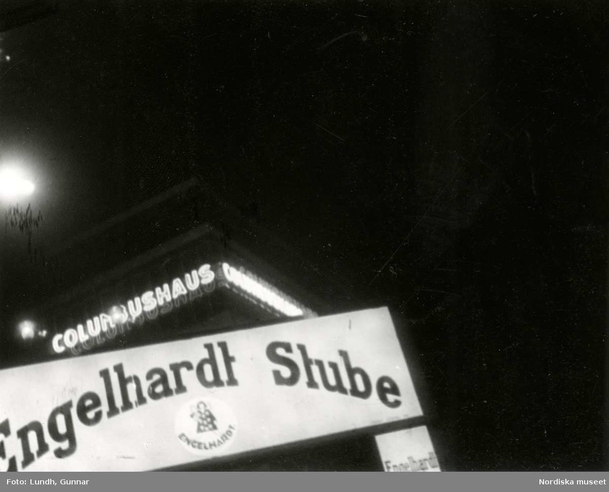 Potsdamer Platz, Berlin, kvällsbelysning. Ljusskylt med txeten "Engelhardt Stube". I bakgrunden kontorsbyggnaden Columbushaus.