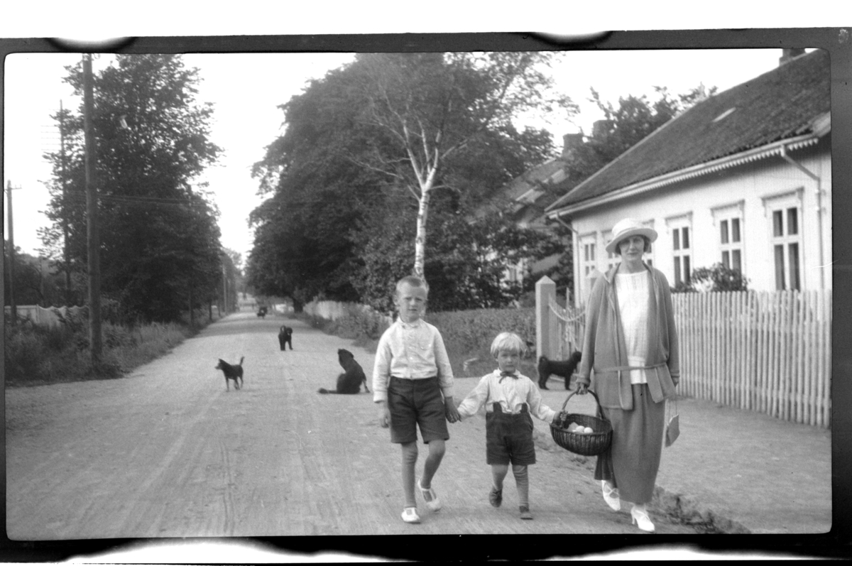 Hilda Sundt med sine sønner Julius og Rolf jr. i en gate, Stavern. Fotografert 1925.