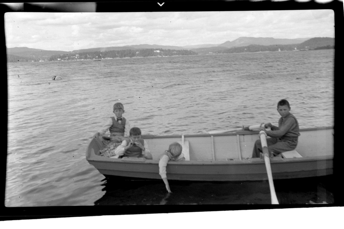 Lars Peter Sundt og Ola og Rolf Brevik ombord i en robåt. Fotografert 1938.