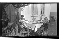 Hilda Sundt og sønnene Rolf Jr. og Julius ved frokostbordet 