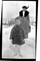 Birgitte Aubert med barnebarnet Rolf Jr. på tur i snø. Fotog