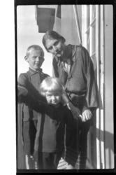 Hilda Sundt med sønnene Julius og Rolf Jr. på verandaen i Th