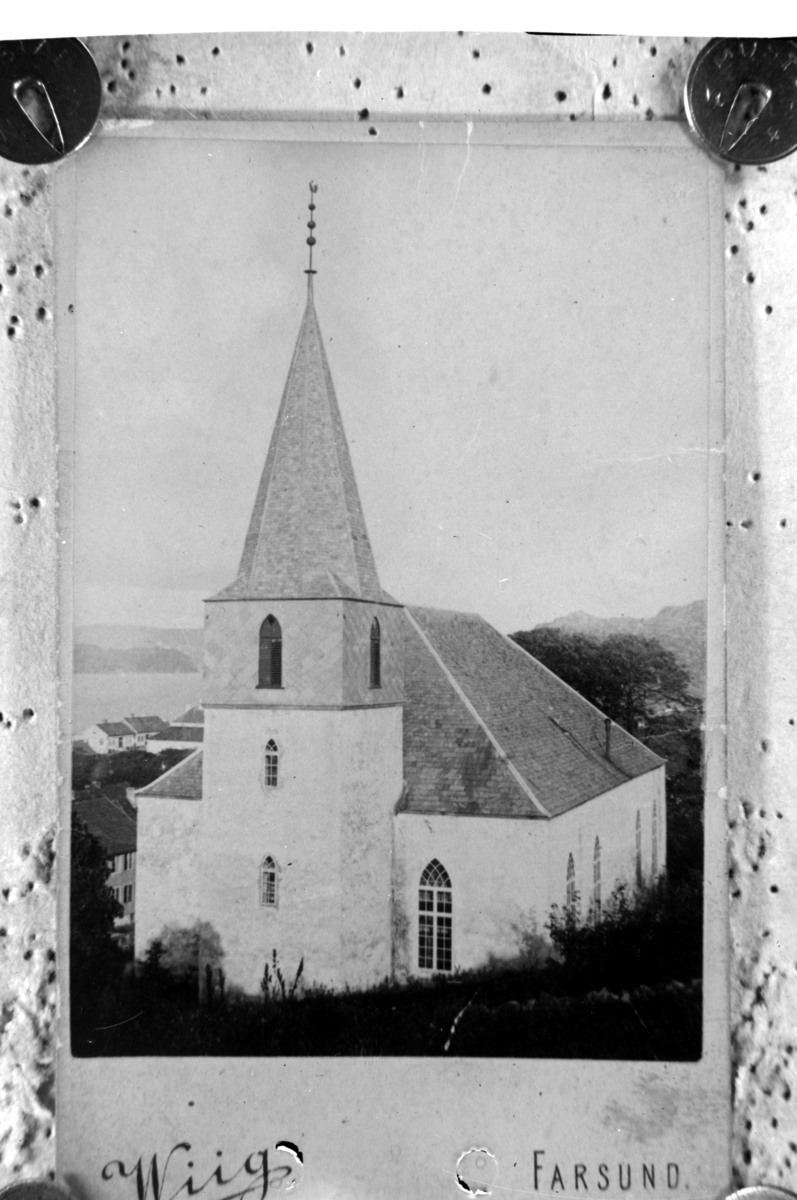 Postkort. Frelserens kirke i Farsund før bybrannen i 1901.