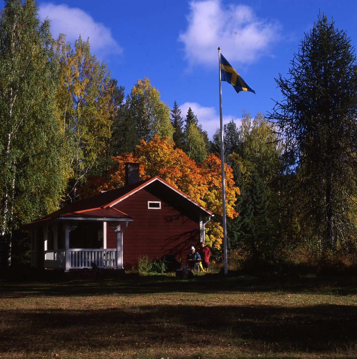 Vid Albert Vikstens torp vid Ängratörn,  4-5 oktober 1997.  "Målarbesöket" Deisy och Gunnar var med. Fina höstfärger. Det är sol och flaggan är hissad.
