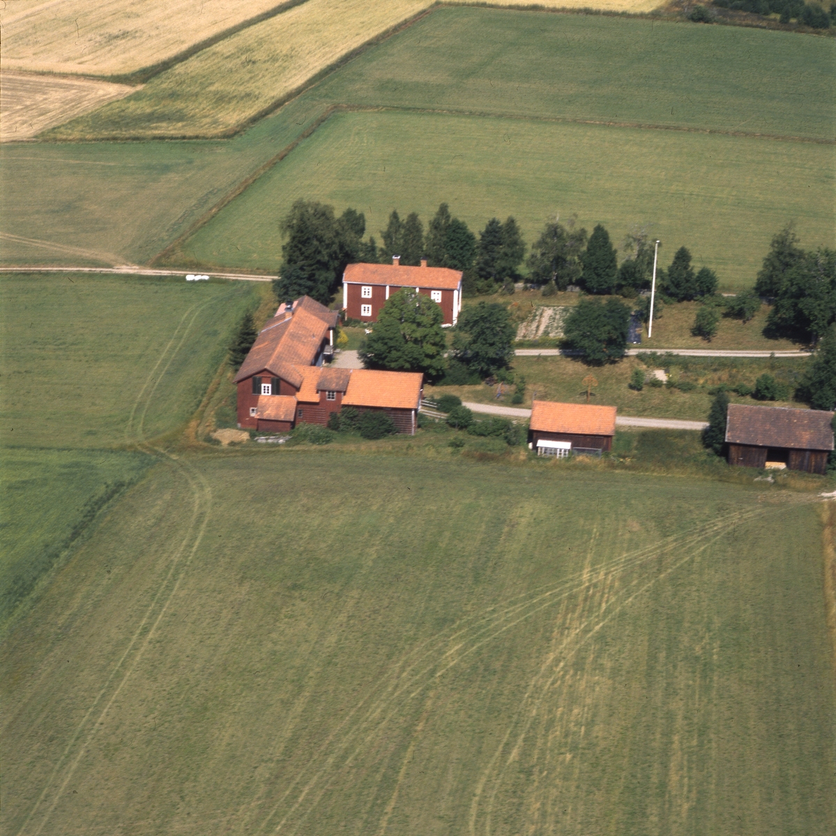 Flygfoto över Sunnanåker 4 augusti 1999.