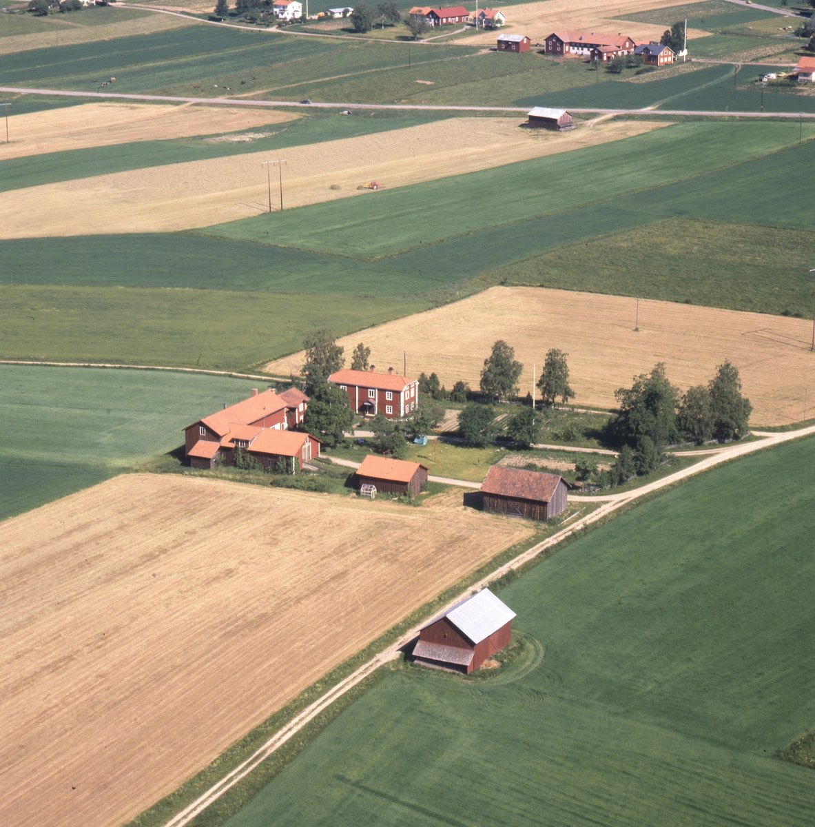 Flygfoto av gården Sunnanåker med omgivning.