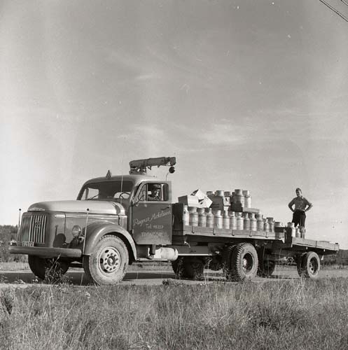 Trönö-Mickelssons mjölkbilen, september 1955. - Hälsinglands Museum ...