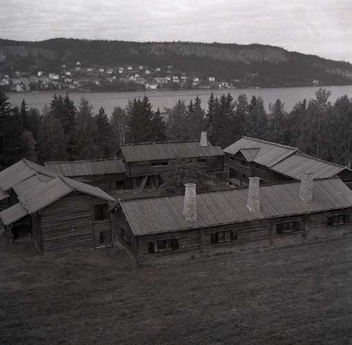 Lillhärdalsgården vid Jamtli i Östersund, 1955. I bakgrunden syns Frösön. Jamtli är ett friluftsmuseum med kulturhistoriska byggnader.