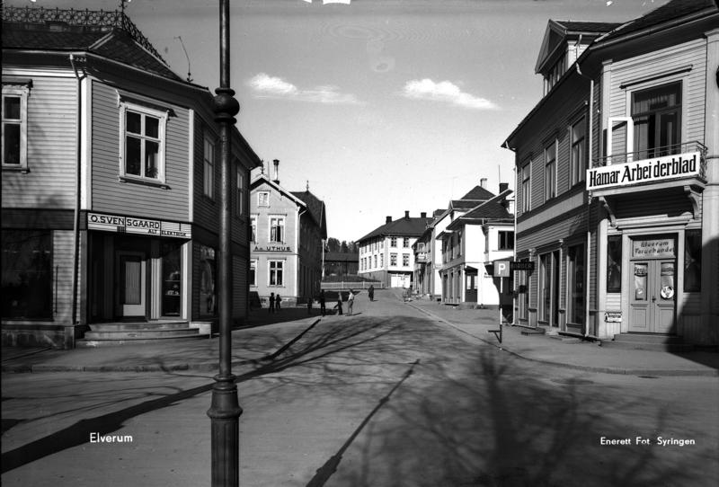 Borgengata med trehusbebyggelse før bombingen. Foto: Erling Syringen/ Glomdalsmuseets fotoarkiv.