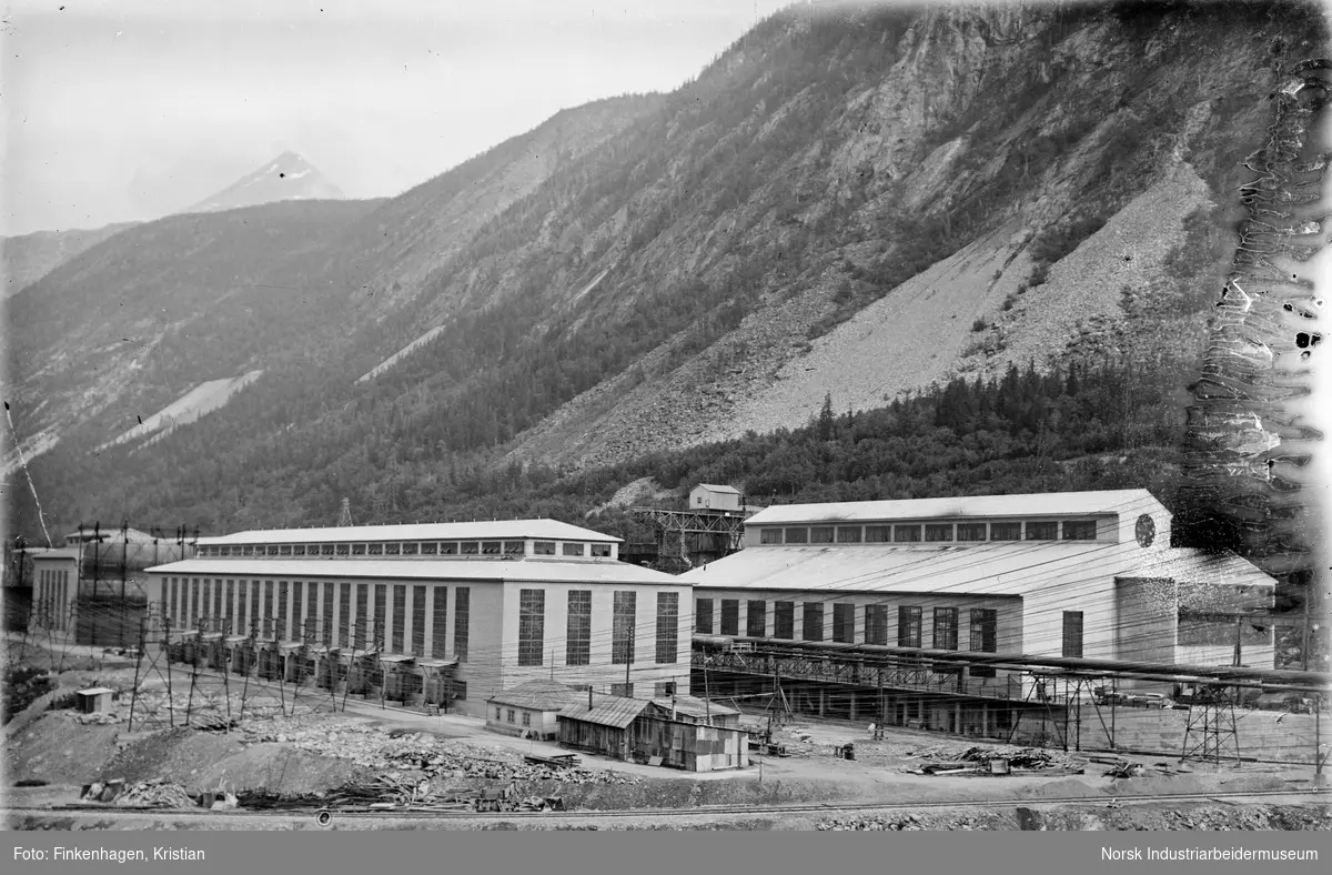 Fabrikkområdet øverst i Rjukan, med Gaustatoppen i bakgrunnen.