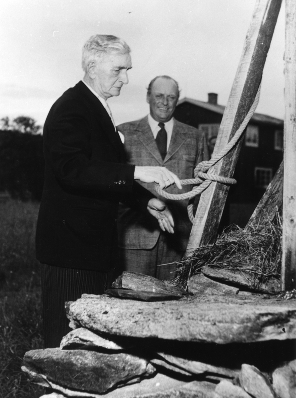 Kronprins Olav på besøk hos Johan Falkberget på Ratvolden i juli 1957.