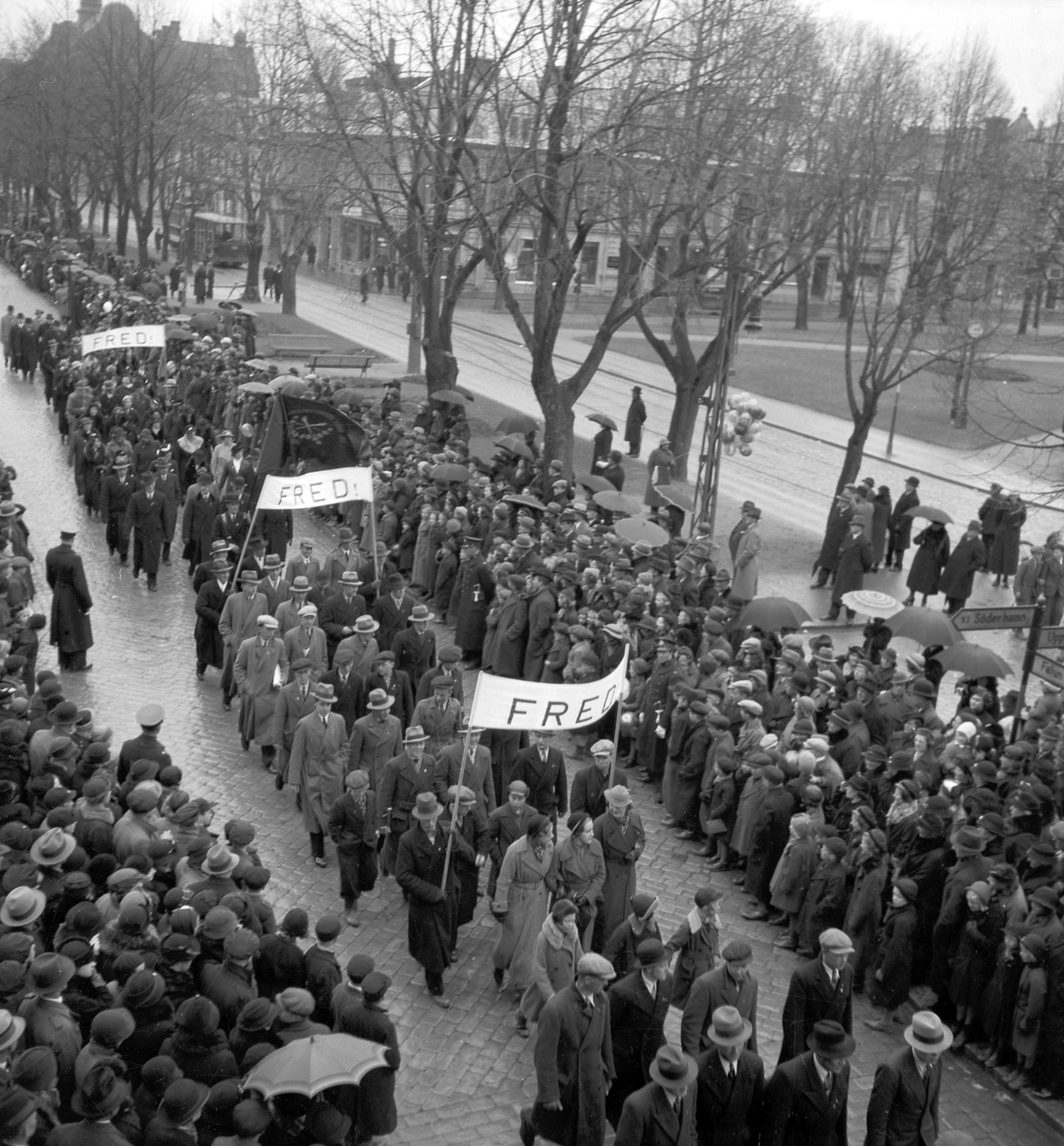 Första majdemonstration på Nygatan. Den 1 maj 1936. Reportage för Arbetarbladet