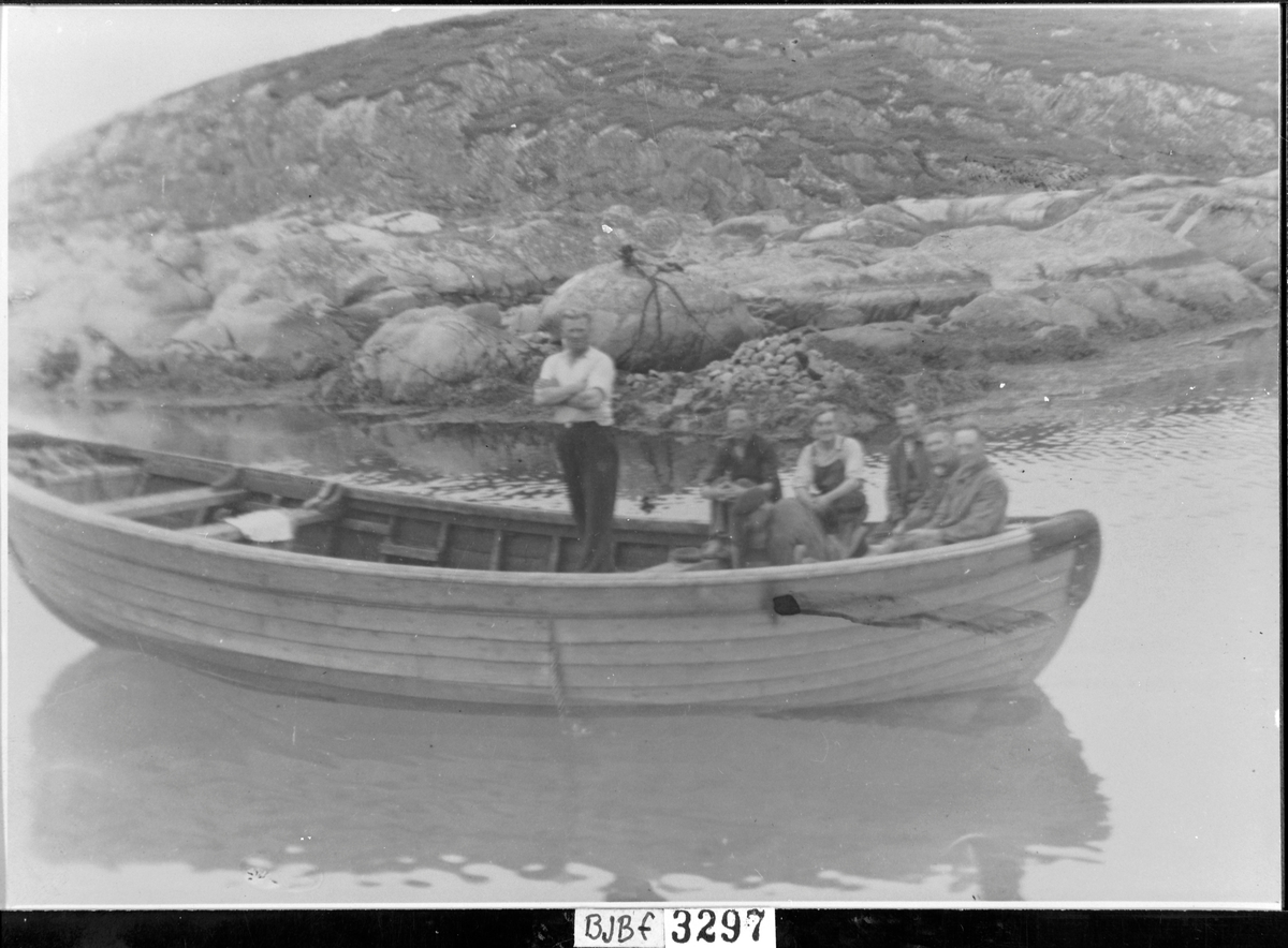 Sildesnurpe-dory fra "Finnkampen", med 6 mann ombord