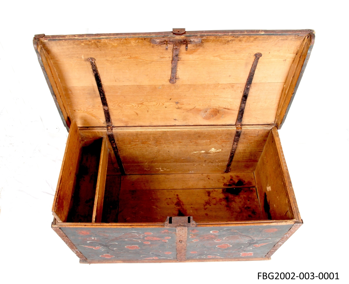 Kiste med lås brukt til å oppbevare gjanstander og klær o.l. Kisten har dobbel bunn og flere små rom. I tillegg har kisten et lite rom øverst på innsiden av ene kortvegg.