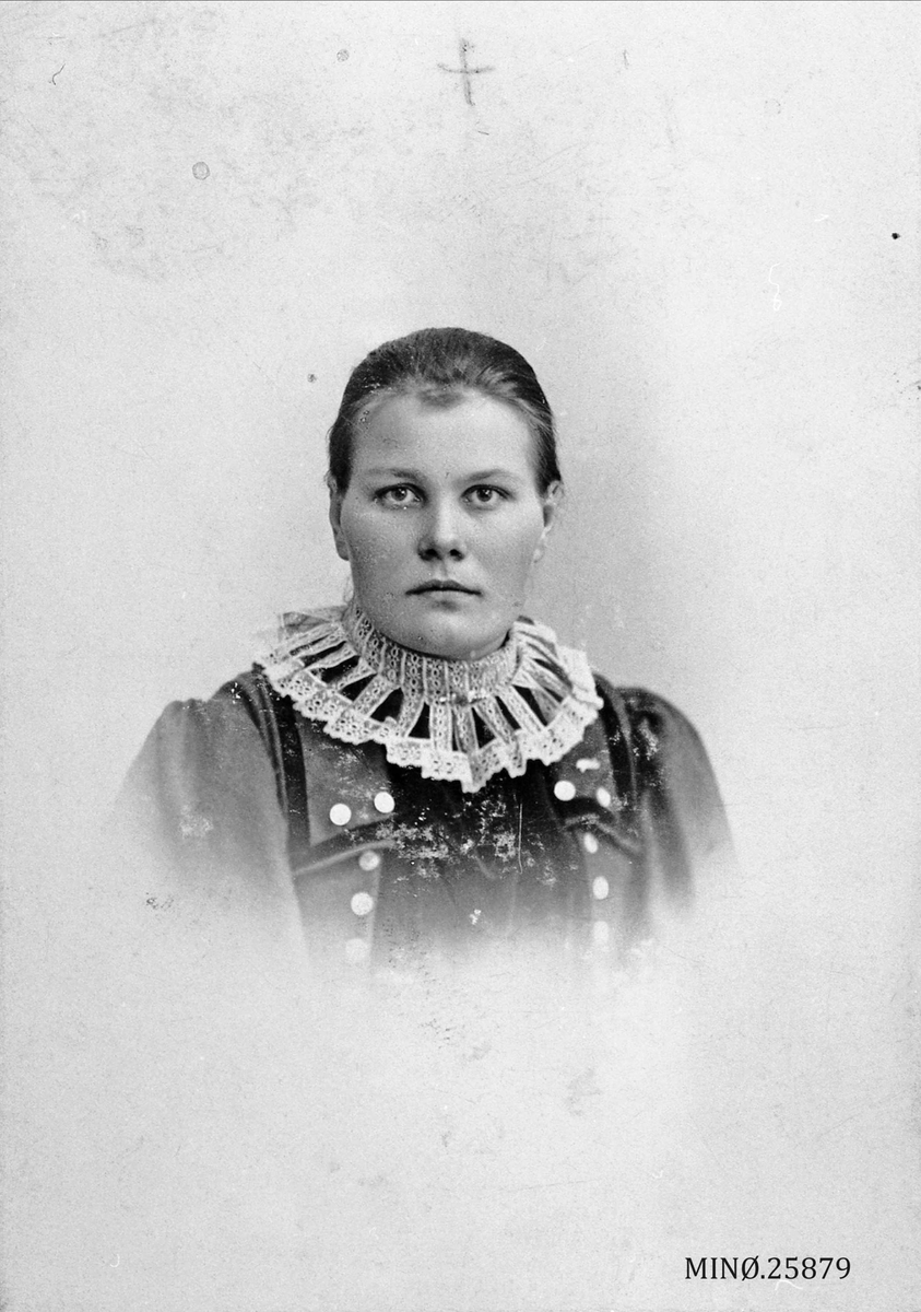 Portrett av kvinne. Oline Ness, frå Nes (Hardneset). (1878-1907) Døde i tuberkulose. 