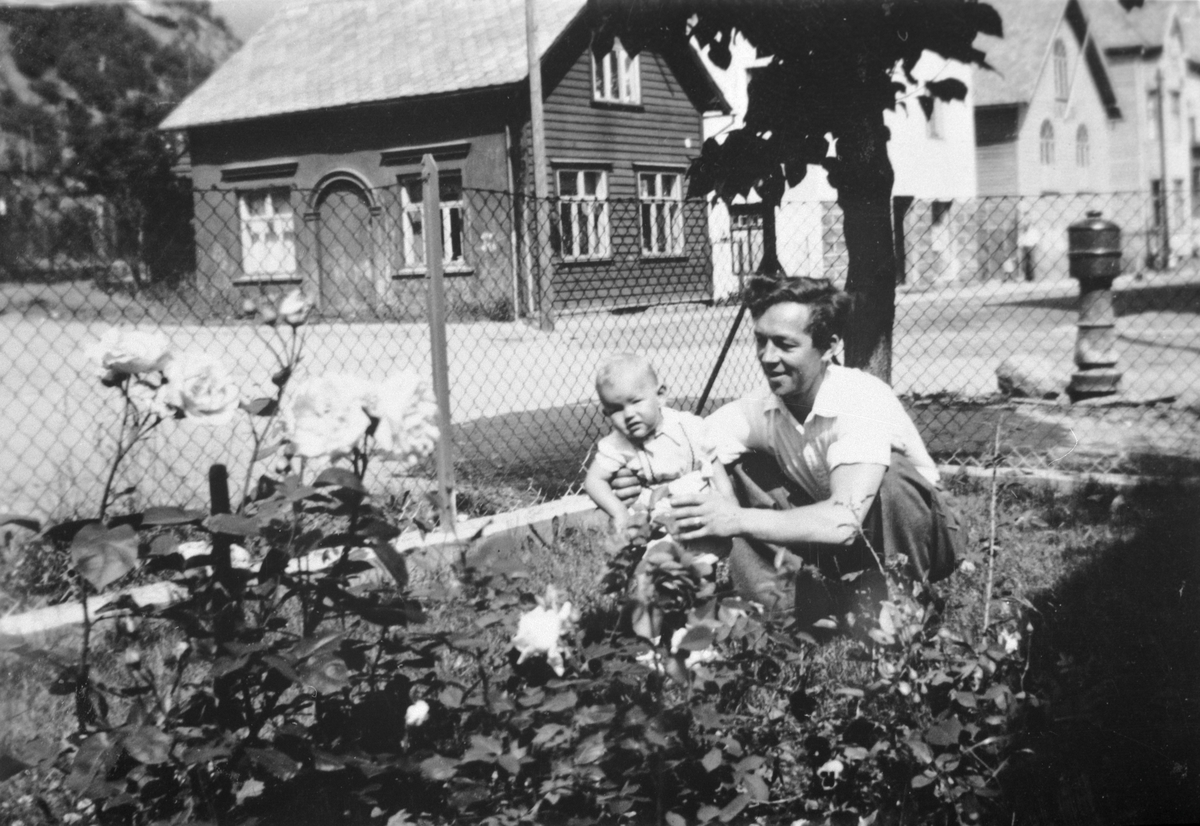 Grethe og Georg Johansen i hagen i  Folgefonngata 13