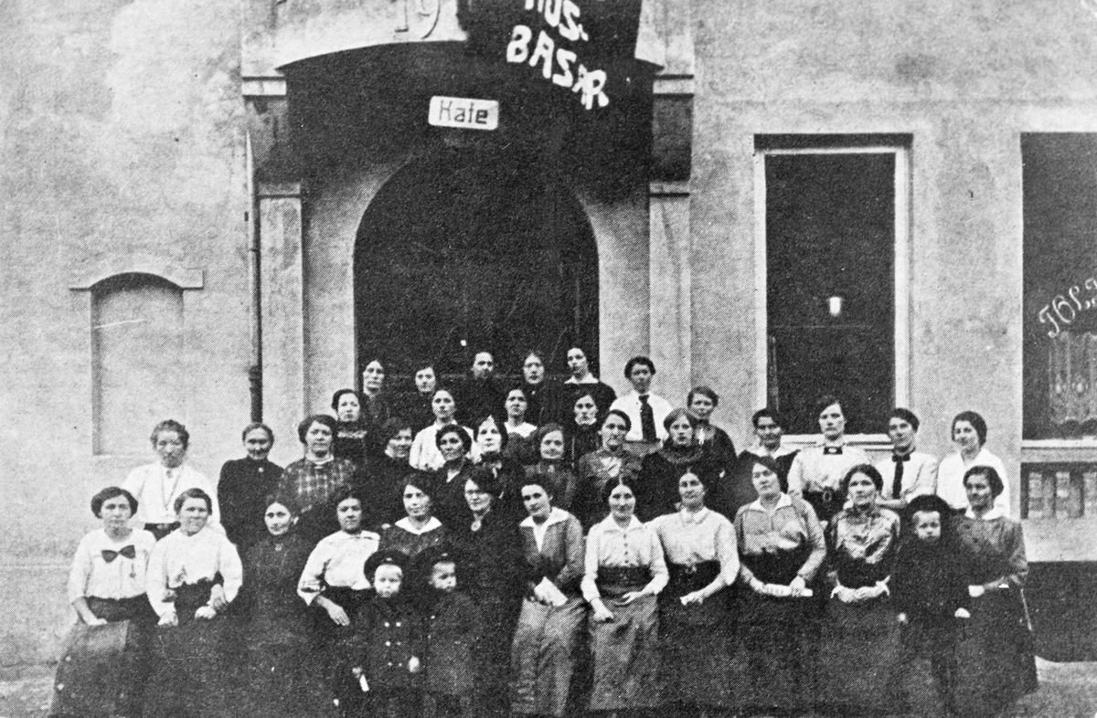 Odda Arbeiderpartis Kvindeforening framfor Folkets Hus i Odda