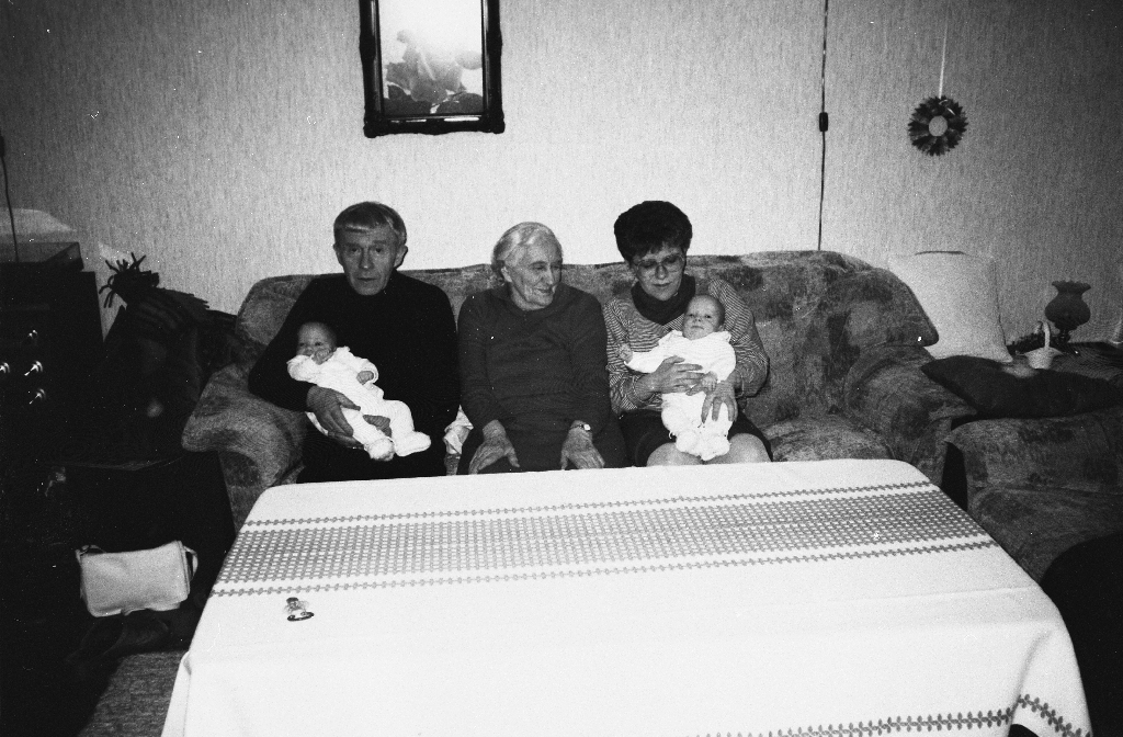 4 generasjonar. F. v. Ragnvald Soma  (13.8.1929 - ) med Sigrund på fanget, Kamilla Soma f. Ree (26.7.1903 - 29.3.1992) og Olaug Synnøve Soma (28.4.1958 - ) med Solvor på fanget.