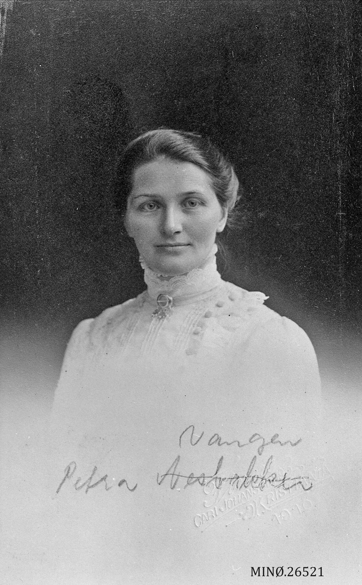 Portrett av kvinne. Petra Vangen, født 8/5-1876. 