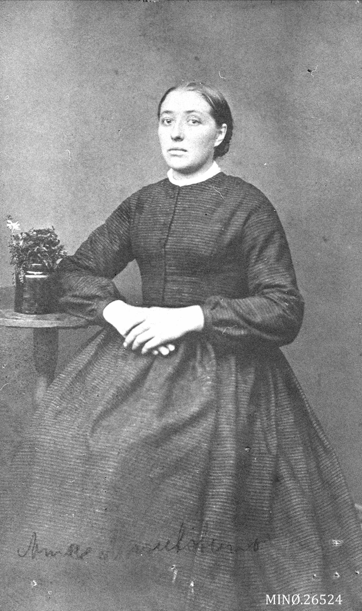 Portrett av kvinne. Anne Nyutstumoen, født Utgårdstrøen 6/12-1845