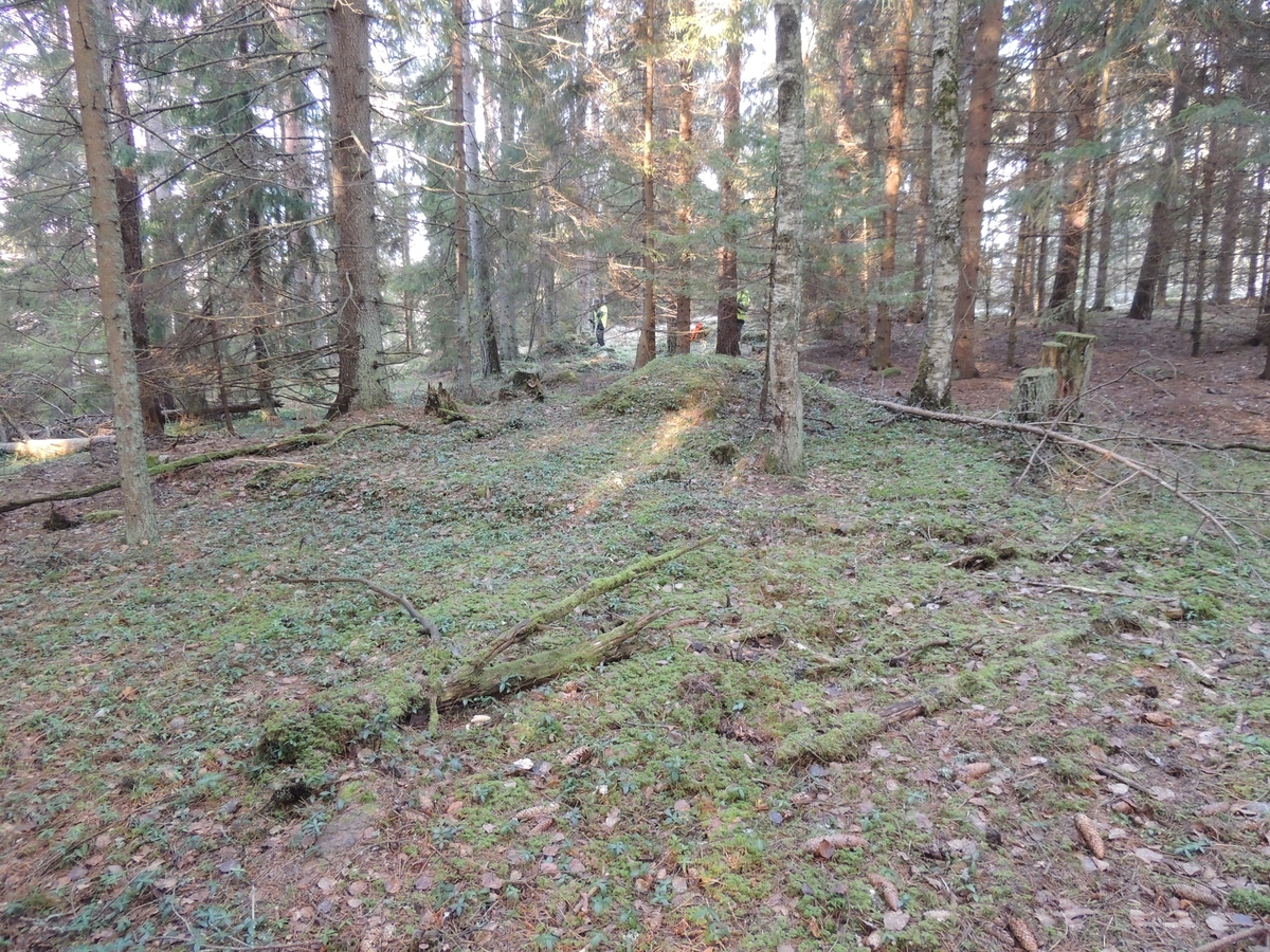Arkeologisk utredning, objekt 8, kluvna stenar öster om husgrunder, Bergby, Vallentuna socken, Uppland 2017
