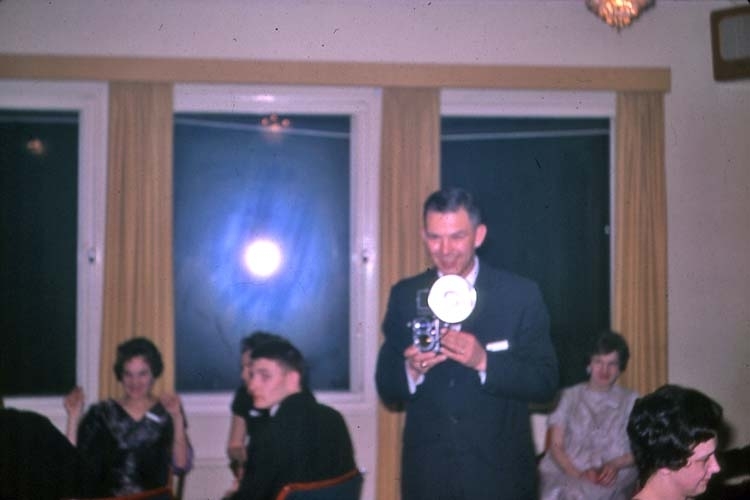 Personalfest 16/2 1963 på Fars hatt i samband med flytt.
Festdeltagare och fotograf.
