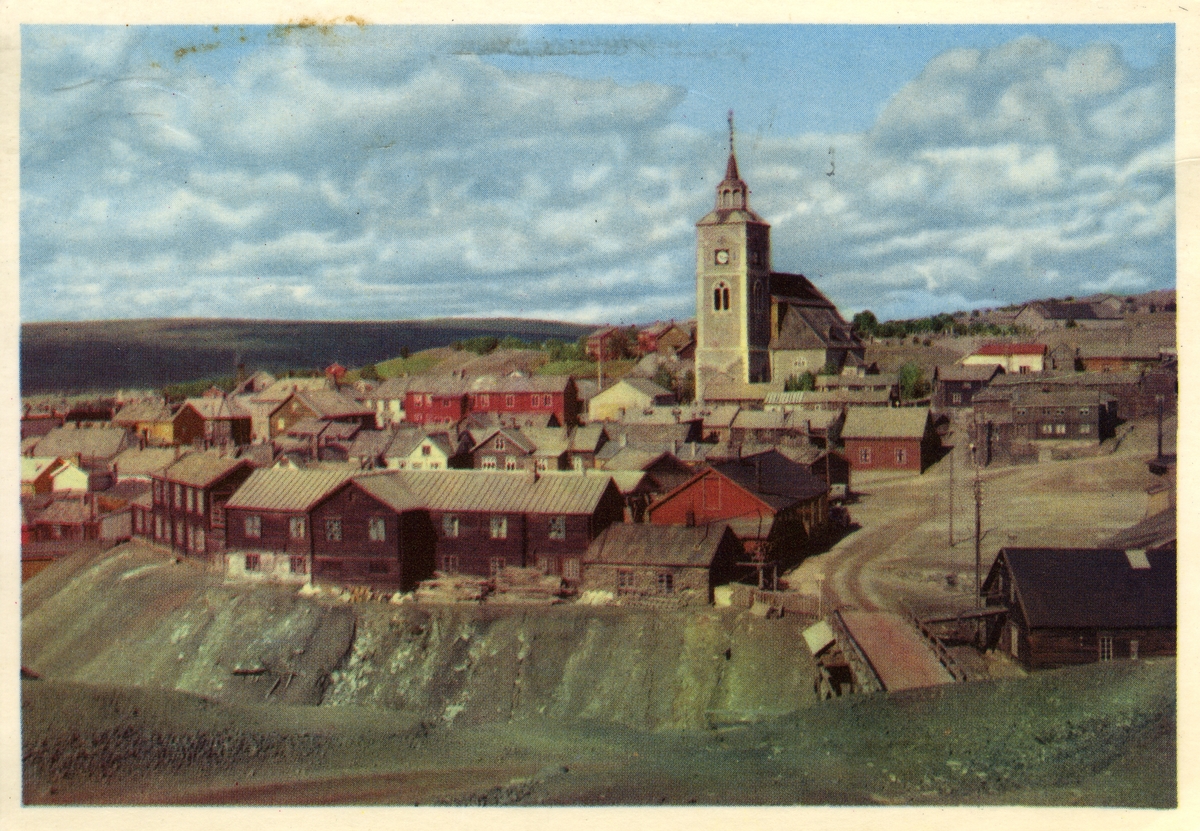 Postkortmotiv av Røros bergstad sett mot vest. Kurantgården i forgrunnen