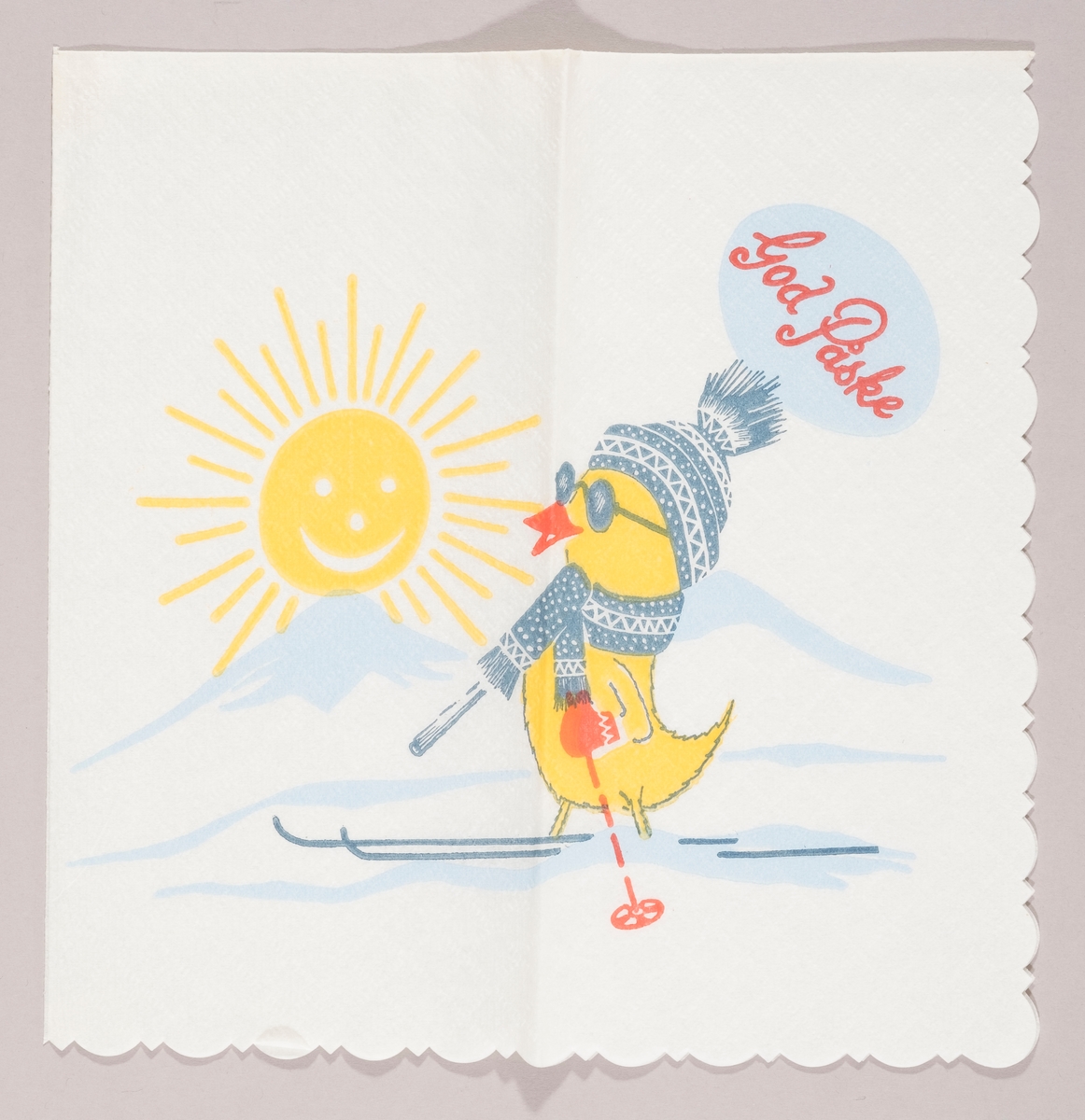 En kylling med mønstret topplue og halstørklede, votter, solbriller, ski og staver. En strålende sol over fjelltopper med snø. Påskehilsen.