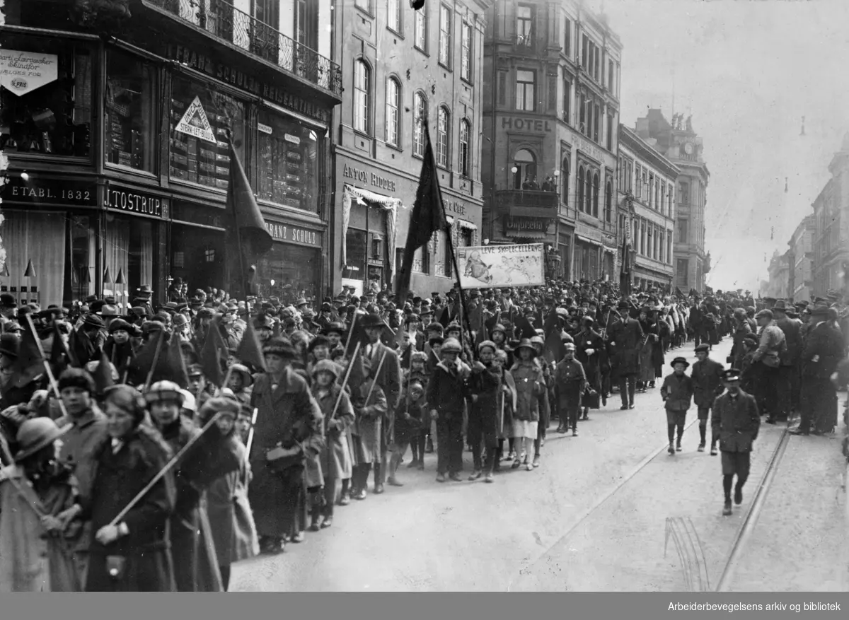 1. mai 1915, barnetoget på vei nedover Karl Johans gate. Parole: Leve skolecellerne.