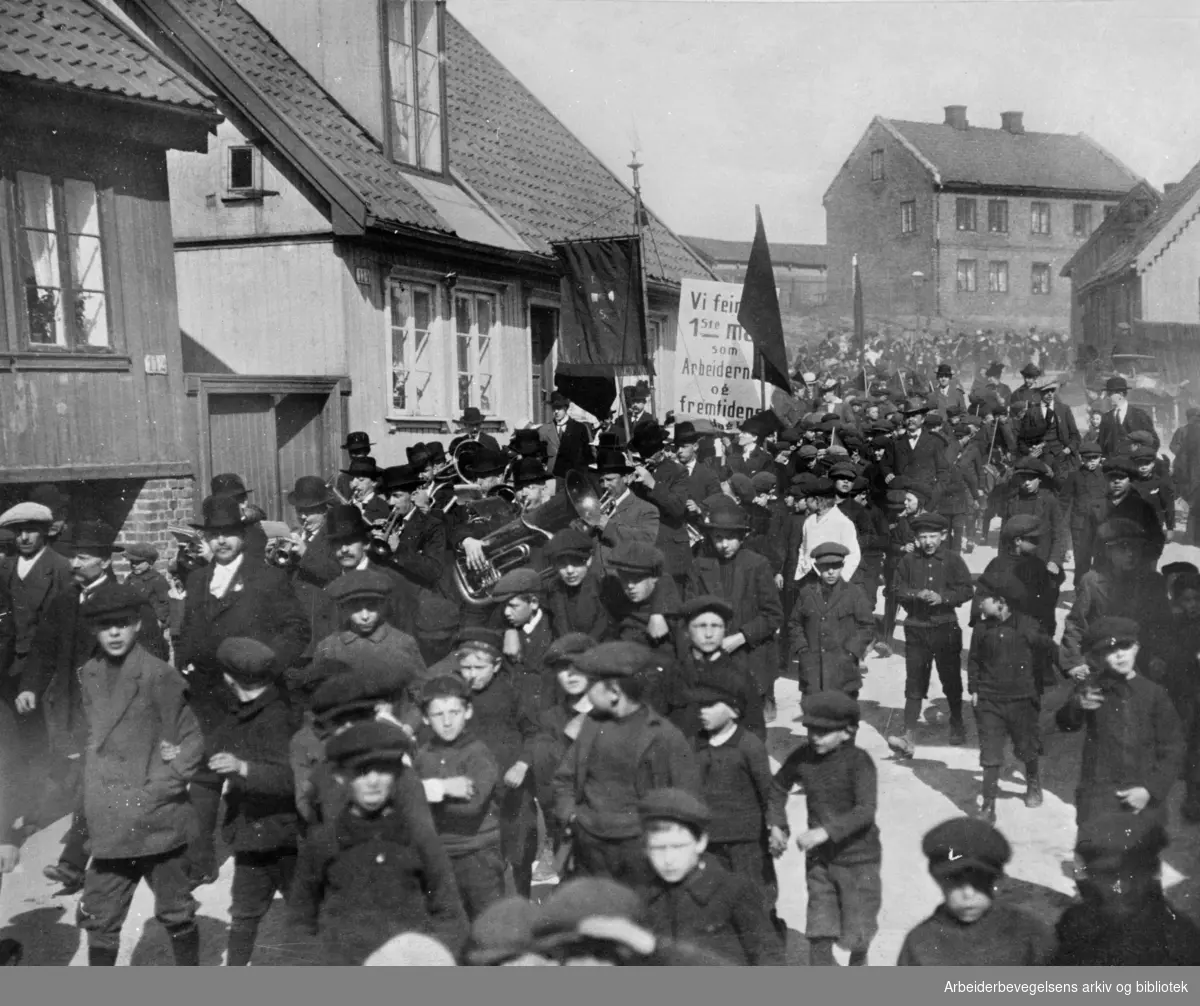 1. mai 1915, barnetoget på Sagene. Parole: Vi feirer 1ste mai som arbeidernes og fremtidens dag.