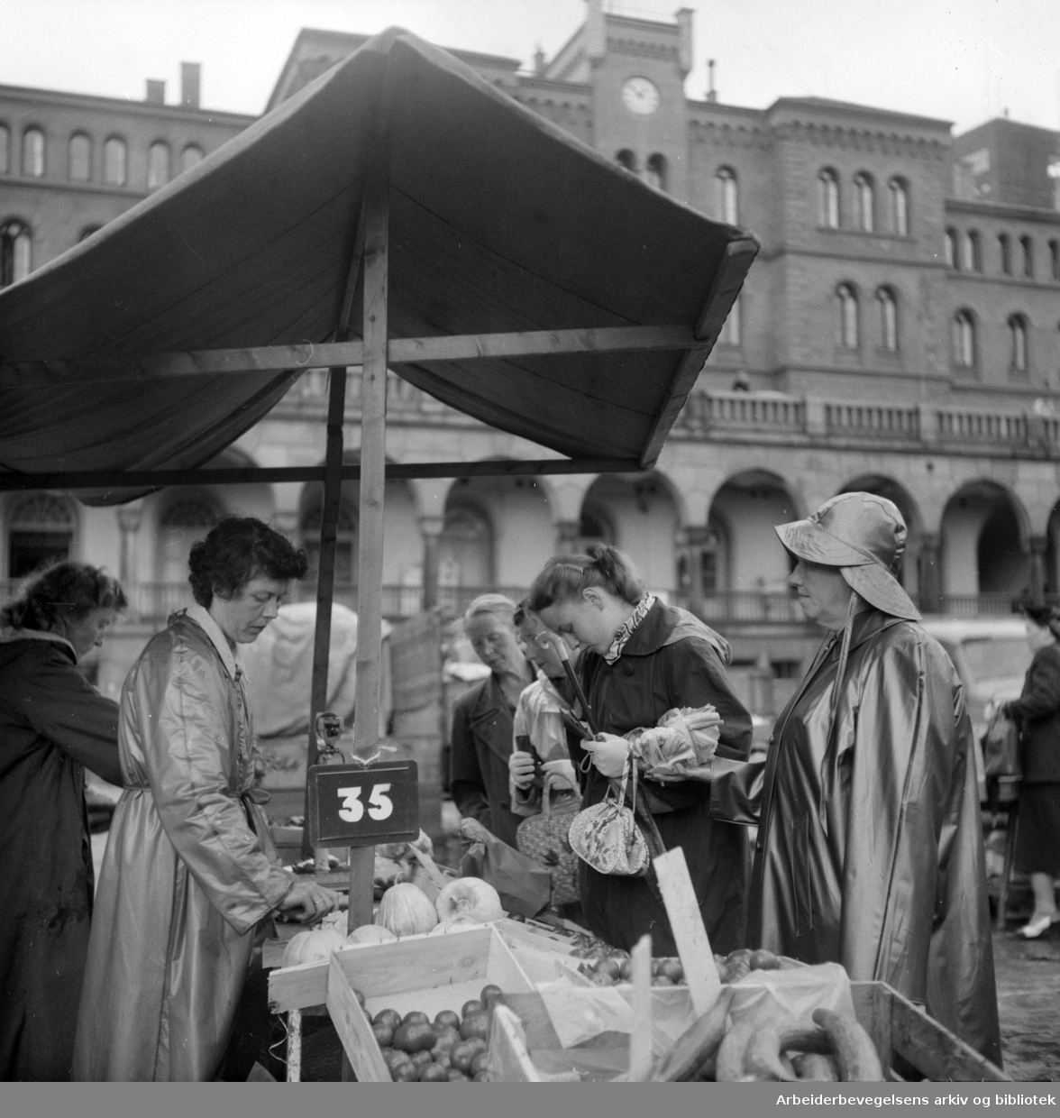 Youngstorget: Torgsalg. August 1954