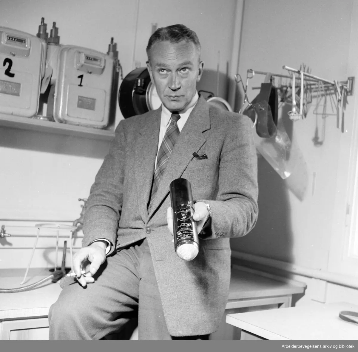 Yrkeshygienisk Institutt. Overlegen ved Statens Arbeidstilsyn dr. Arne Bruusgaard med en støymåler. Juni 1957