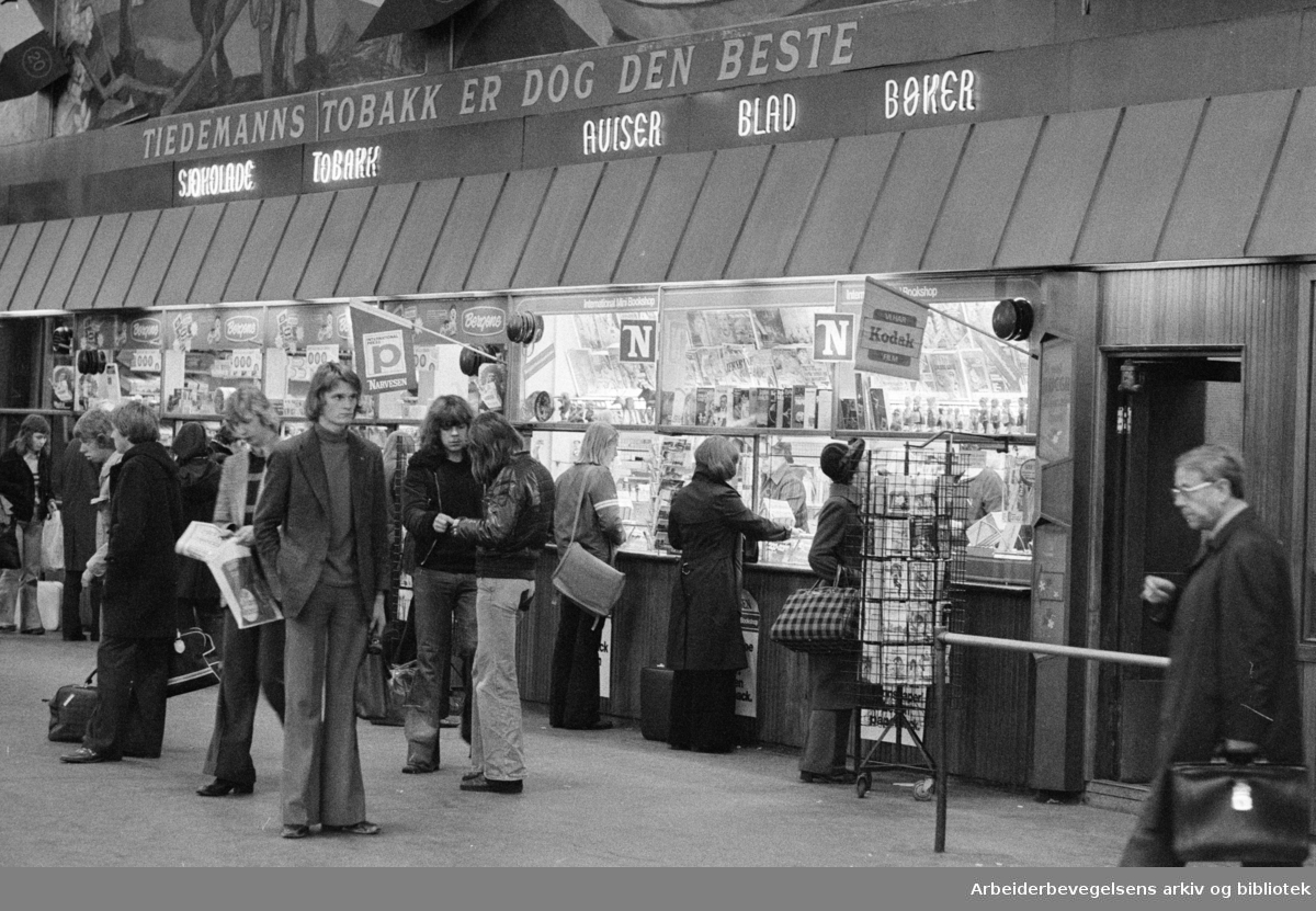 Østbanen. Narvesen kiosken. Oktober 1974