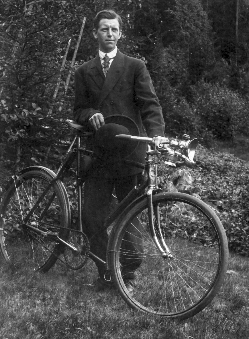 Jacob Bratlie (1890-1969) med sykkel ca. 1910.