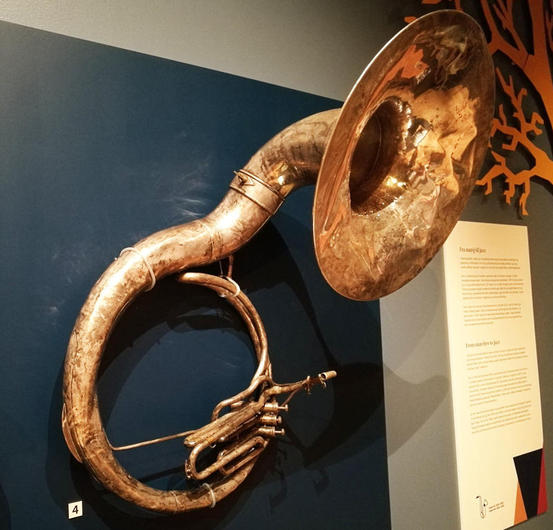 Tubaen er ferdig behandlet og henger på veggen i utstillingen Virvel og fanfare, like velbrukt og bulkete som da den ble spilt på. (Foto/Photo)