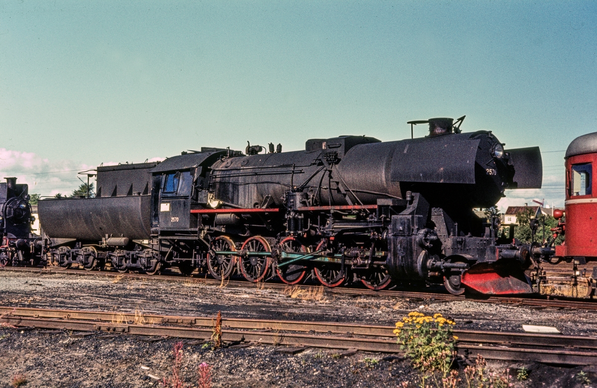 Utrangert damplokomotiv type 63a nr. 2570, hensatt på Marienborg ved Trondheim.
