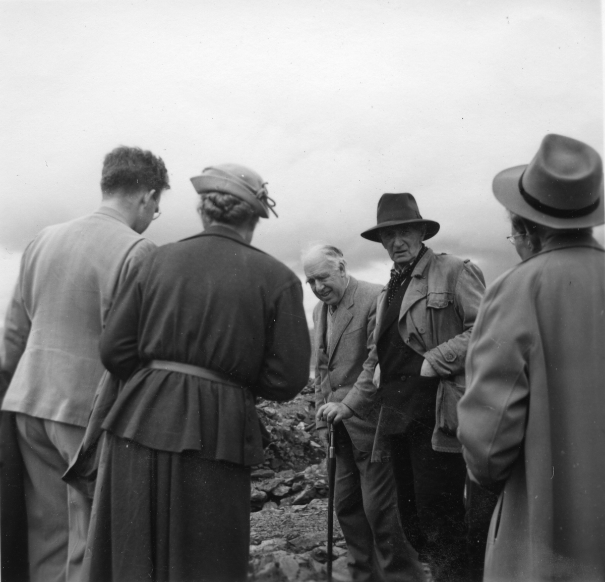Johan Falkberget og Niels Bohr med følge ved Christianus Sextus gruve i 1953