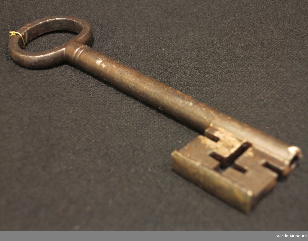 Gjenstand som brukes sammen med en lås for å sikre ting, Laget av jern.