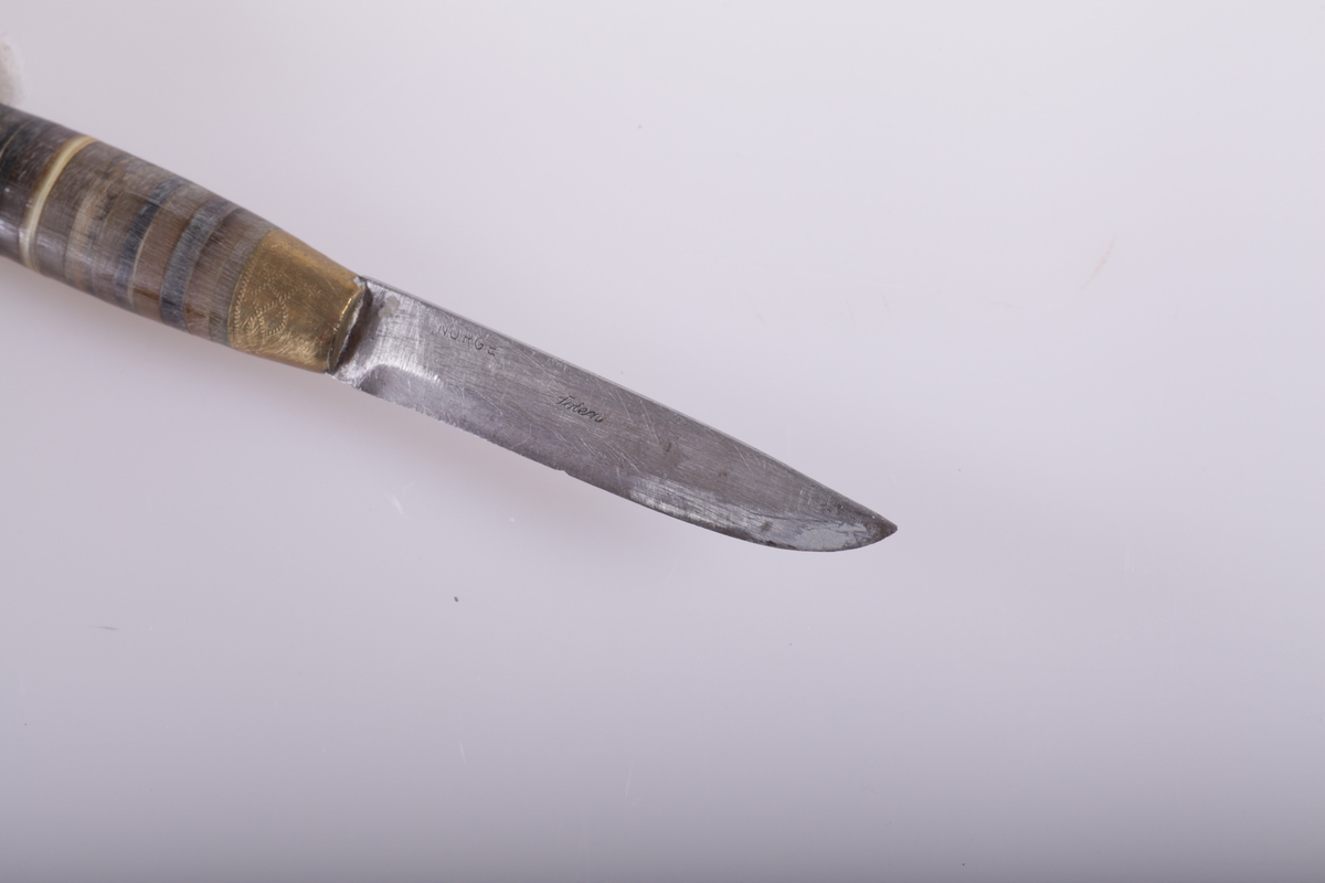 En Dahlkniv. Stemplet Toten. og norge. Laget under krigen, ettersom at det ikke var å få tak i nysølv, men kun messing. resten av kniven er laget av kuhorn.