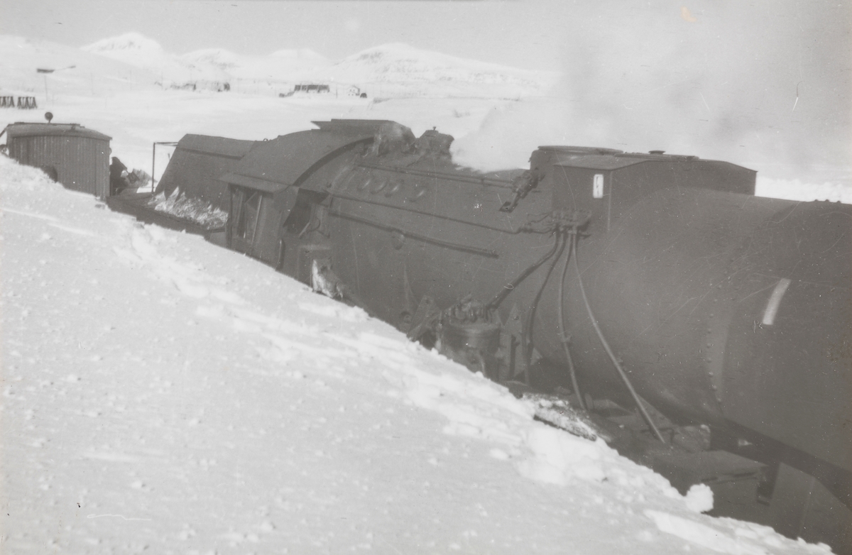 Snøryddingstog på Saltfjellet, trukket av damplokomotiv type 63a nr. 5860.