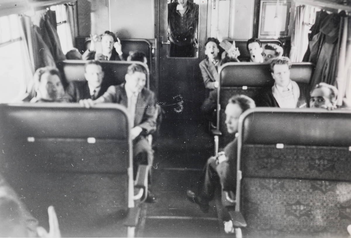Elever på jernbaneskolens fyrbøterkurs i 1958 på tur ombord i motorvogn Bmdo 91 10.