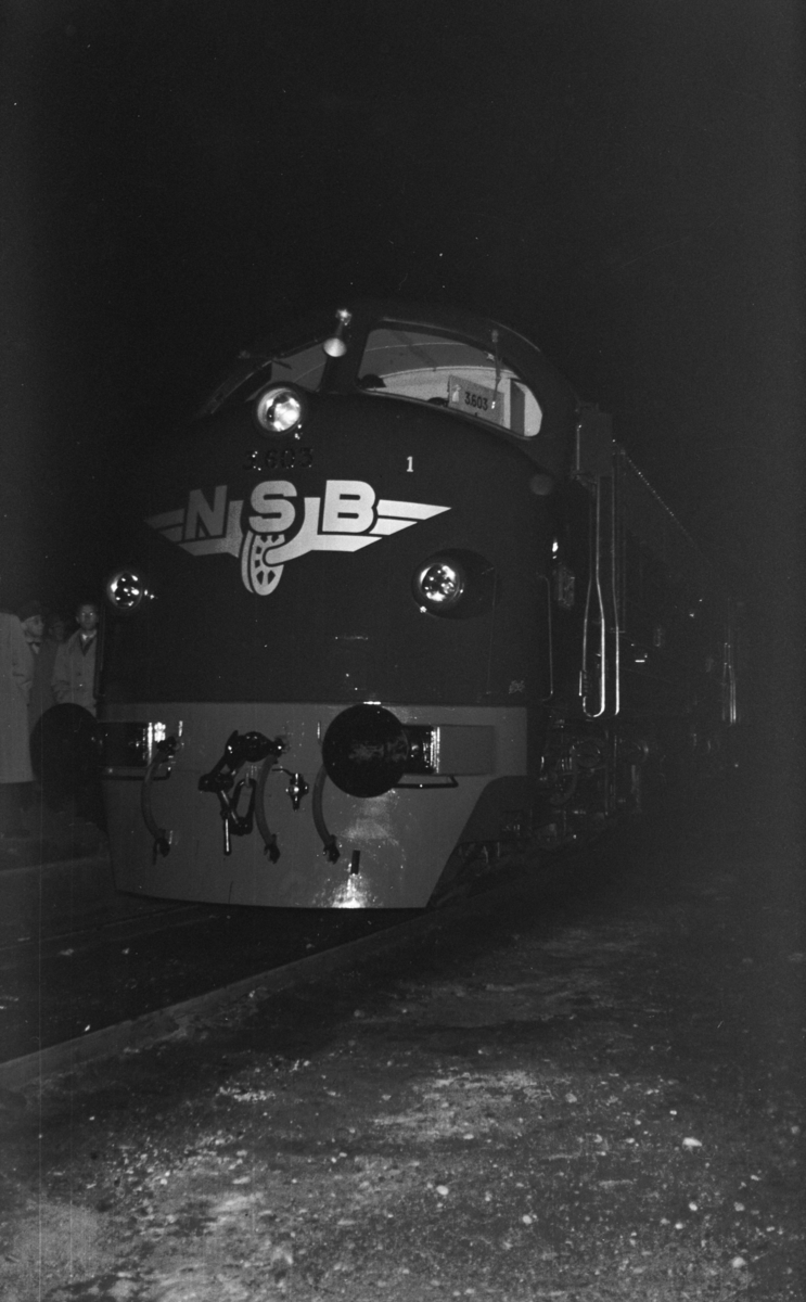 Nytt diesellokomotiv type Di 3 nr. 603 ankommer Trondheim som forspannlokomotiv i dagtoget fra Oslo Ø over Dovre, tog 401.