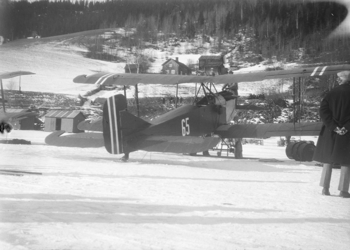 Fly på Mjøsisen i Brettengsvika på Vingnes. Biplan. Hærens Flyvemaskinfabrikk F.F 9 "Kaje II" nr. 65 under Flyskolens øvelser ved Vingnes fra februar til mars 1932.